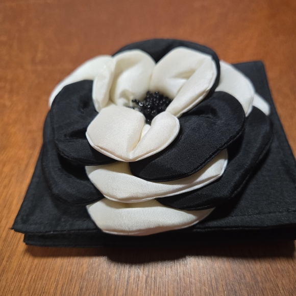Ladies black wallet with big white and black flower on the front. - Picture 4 of 6